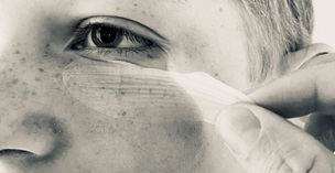 Klebende plaster med kontrolleret frigivelse af aktive ingredienser til kosmetiske og biovidenskabelige anvendelser.