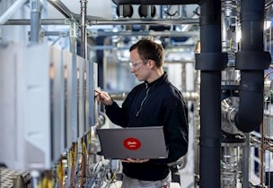 Mand med computer