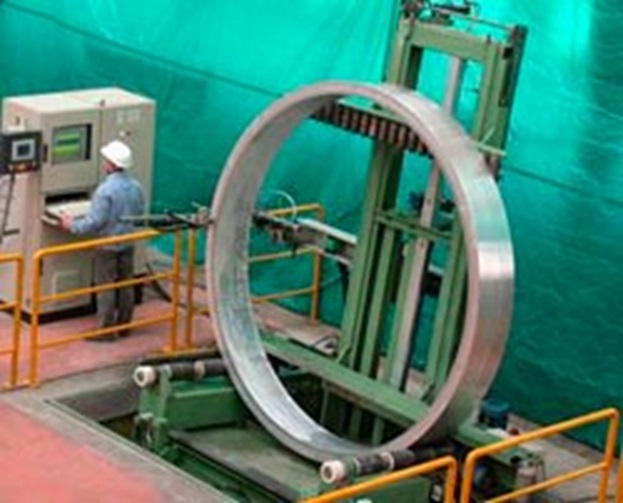 Automatiseret ultralydsinpektion af en metalring med, der er 3 meter i diameter, hos FORGITAL i Italien.