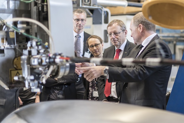 ESA's Director General takes a closer look at the Seamtracker - the robot that laserfuses the nozzles for the Ariane 6 space rocket.