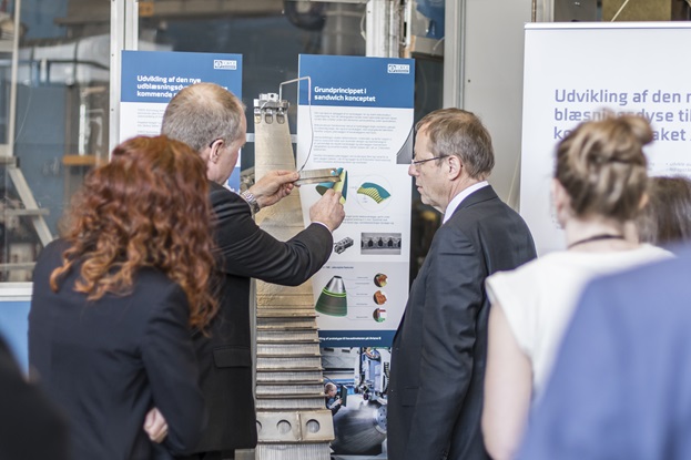 ESAs Director General, Jan Woerner, and Thomas Aaboe Jensen, FORCE Technology.