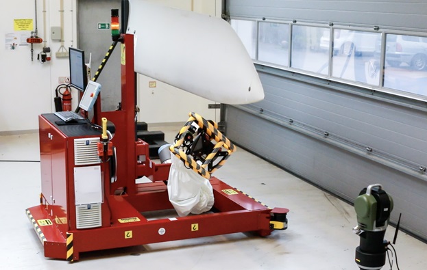 Prototype af selvkørende robot, der skal 3D-skanne vindmøllevinger inden de forlader produktionen.