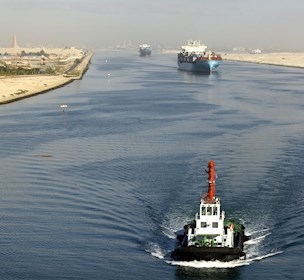 Lodsbåd og fragtskib i Suez-kanalen