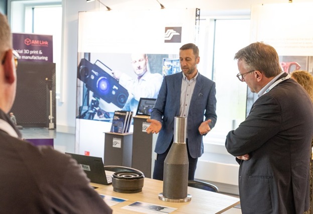 Michel Honoré og Morten Bødskov 3D-printede komponenter til Lynx helikopter