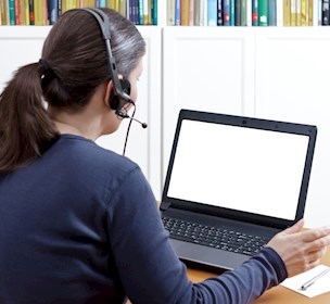 Kvinde foran computer