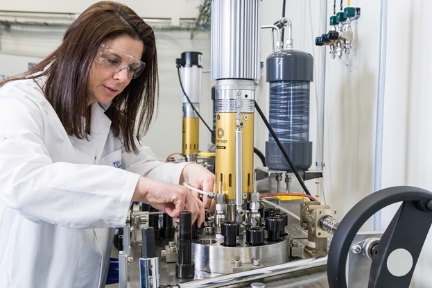 Preparation of an autoclave for testing in FACT Lab