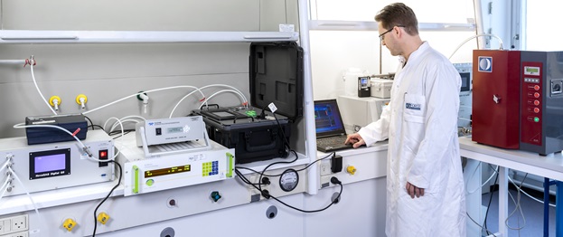 Sensor laboratory for calibration of gas sensors and particle sensors