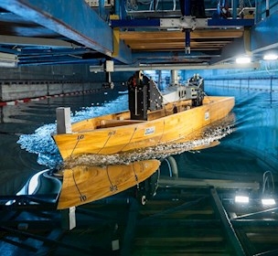 Skibsmodel i slæbetank til hydrodynamiske tests