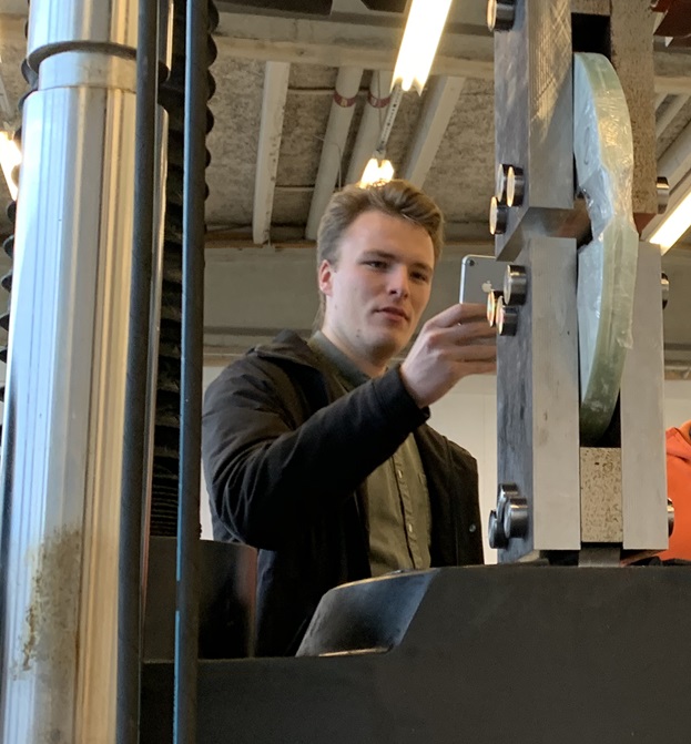 Development engineer Mikael Eronen oversees composite wheel testing at FORCE Technology